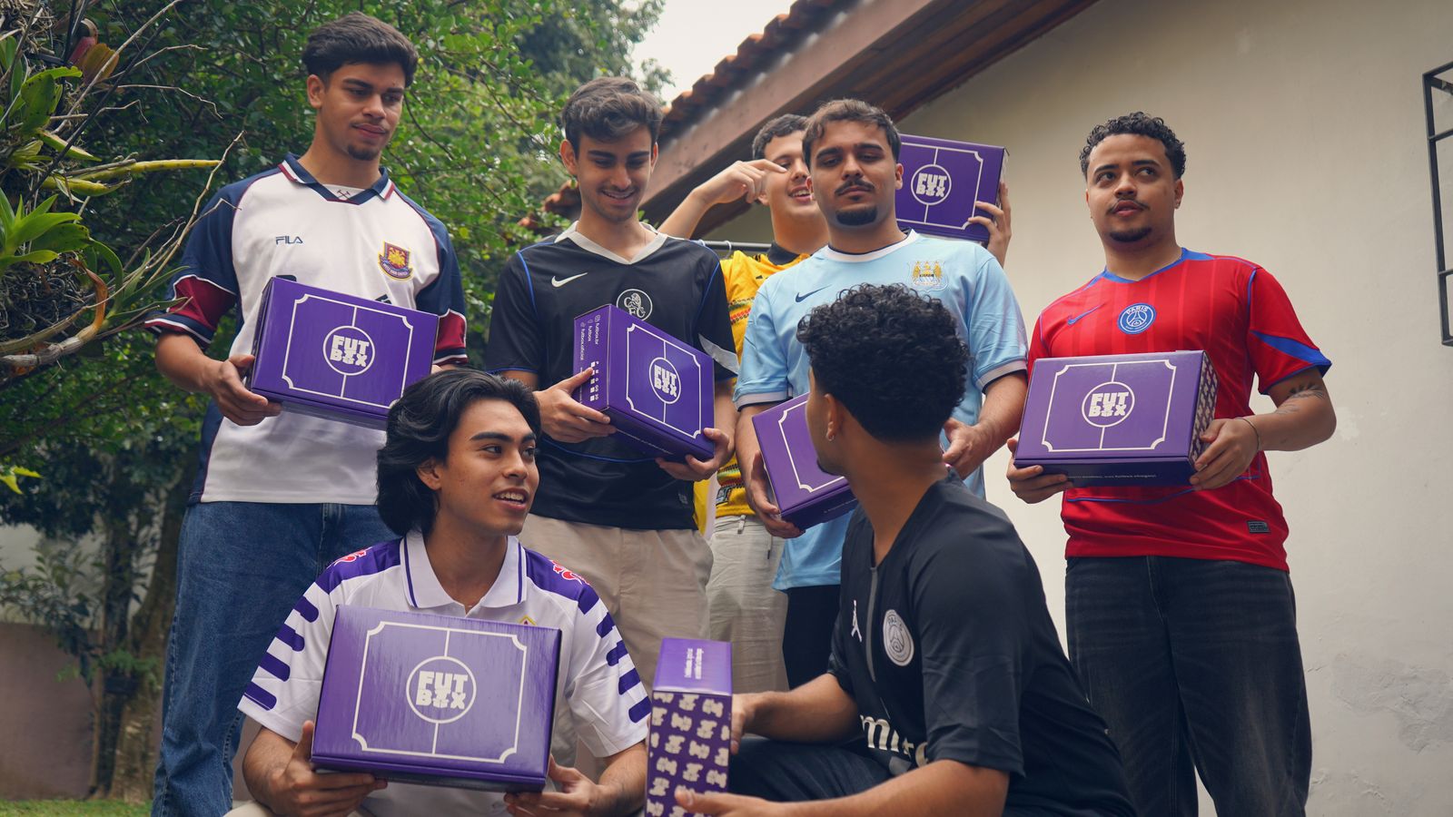 Turma de amigos com suas caixas Futbox