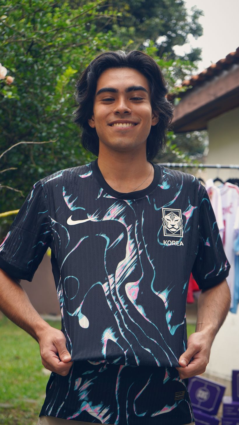 Cliente vestindo a camisa que recebeu