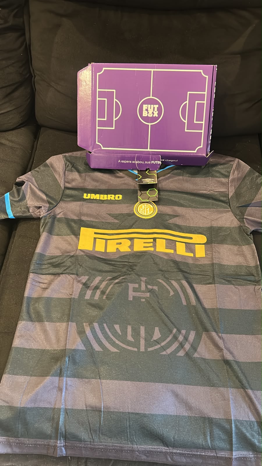 Caixa roxa da Futbox com a camisa 3 preta da Inter de Milão
