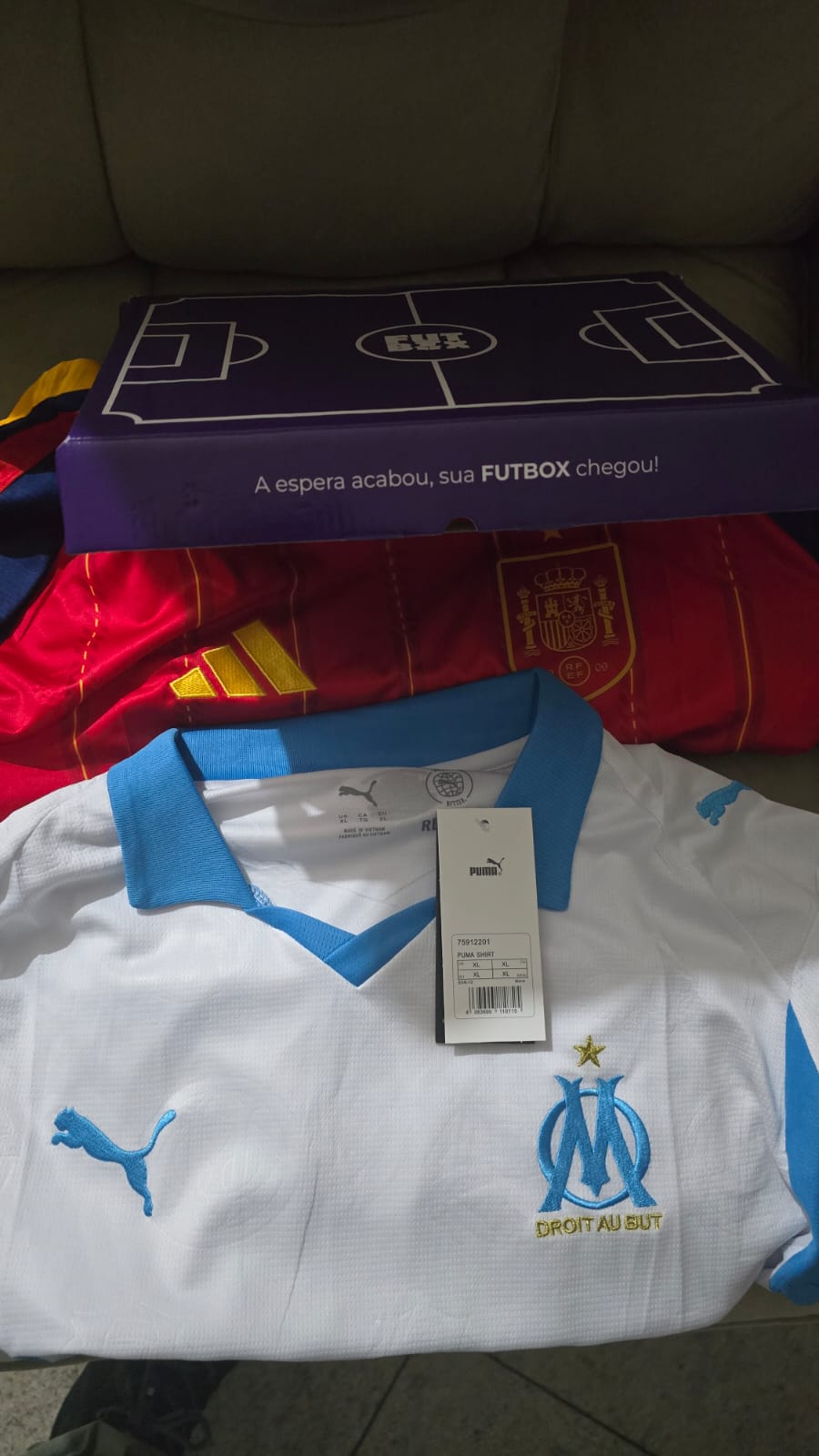 Caixa roxa da Futbox com a camisa do Olympique de Marseille e a da Espanha, ainda com etiqueta